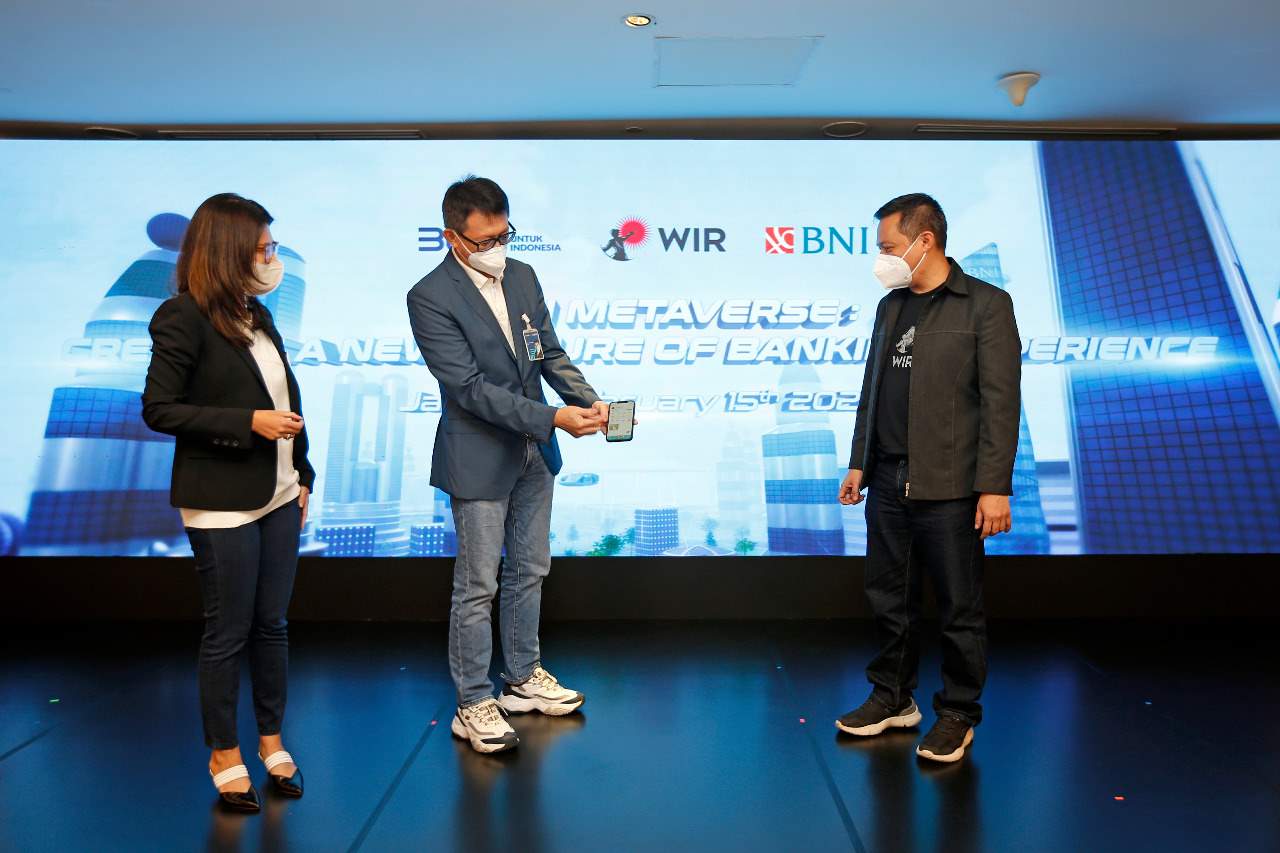 Direktur IT & Operasi BNI Y.B. Hariantono (tengah) berbincang bersama CEO dan Co-Founder WIR Group Michael Budi (kanan) saat penandatanganan Metaverse Indonesia BNI dan WIR Group. DOK BNI